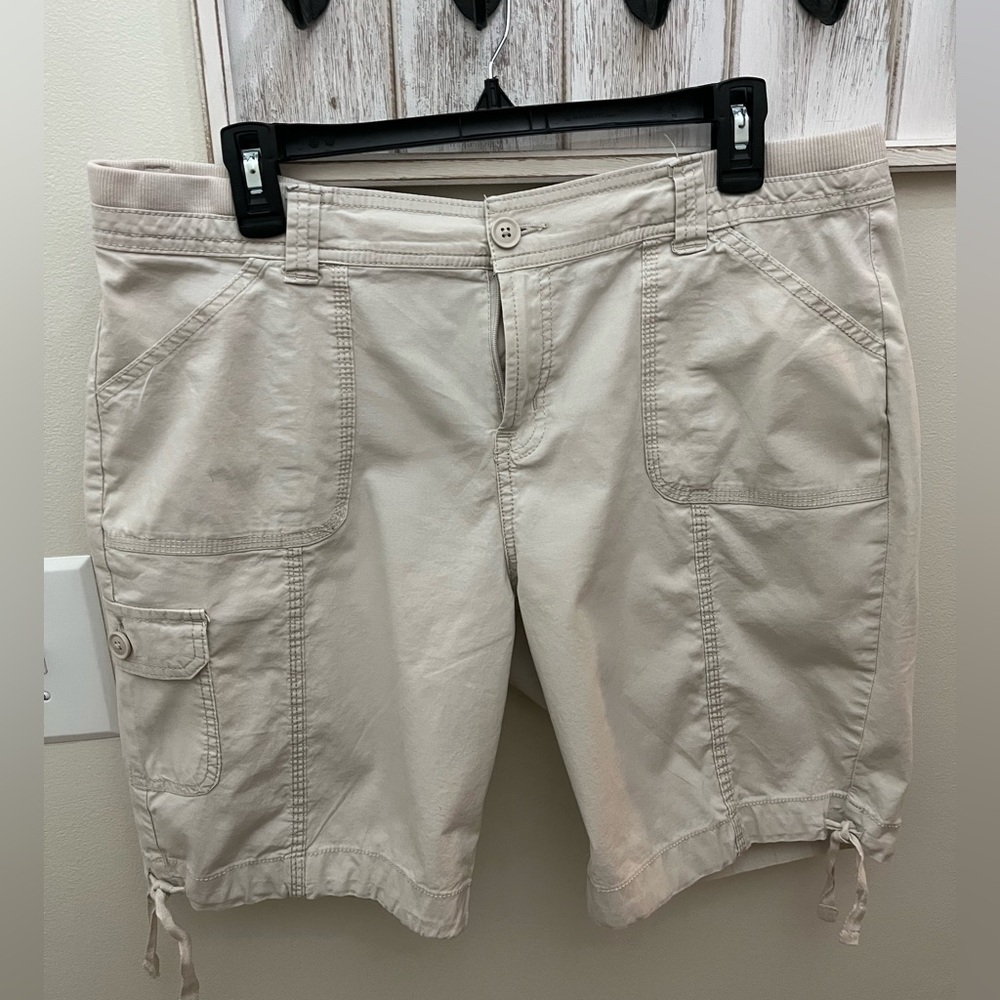 ST JOHN’S BAY Women’s Cargo Shorts, Size 14P